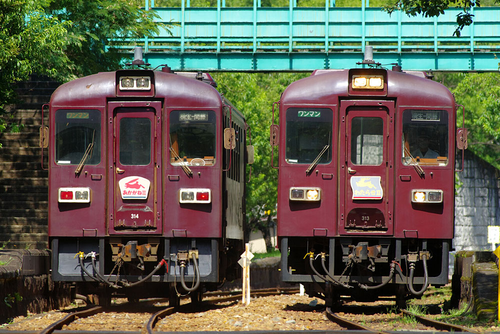 神戸駅で行き交う314号(左)と313号(右)