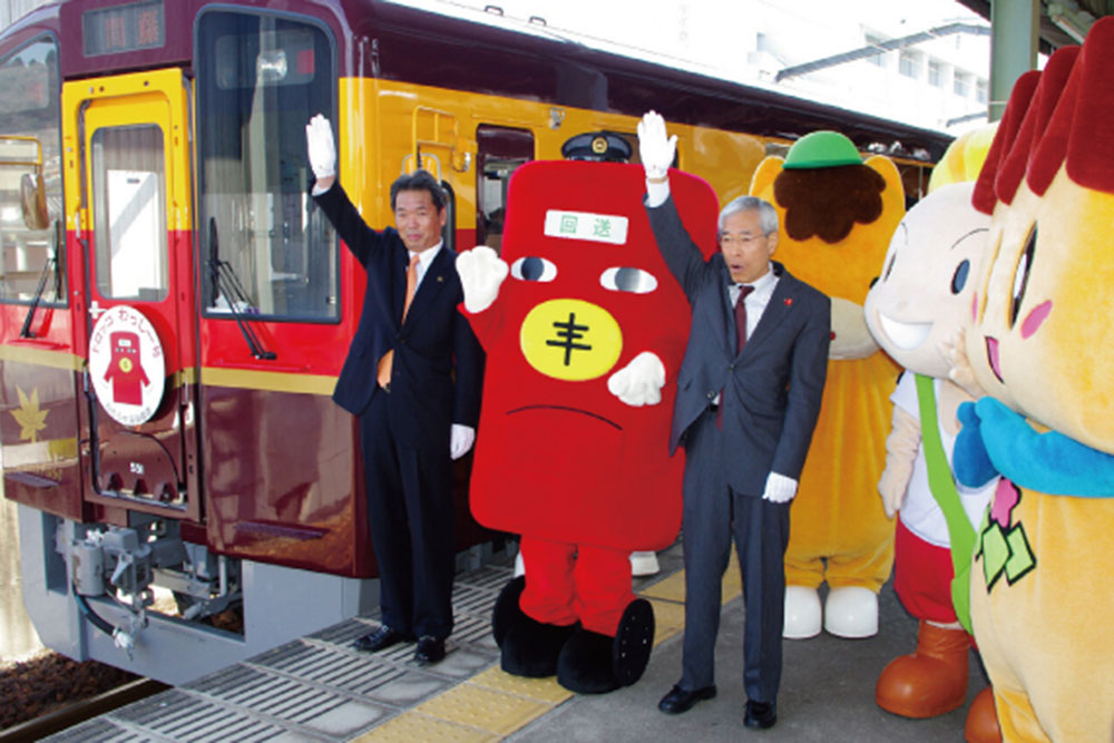 2012.04.01　「トロッコわっしー号」の出発式で、桐生市長・社長と一緒に出発合図をするわっしー。