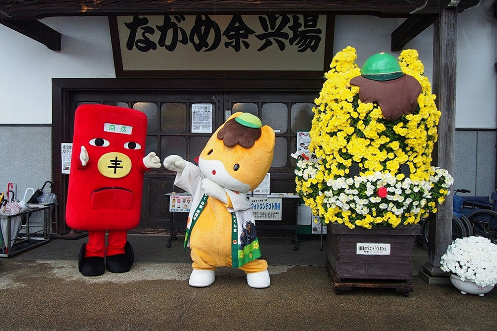 2015.11.08　ながめ公園の関東菊花大会で、菊の花のぐんまちゃんと記念撮影。