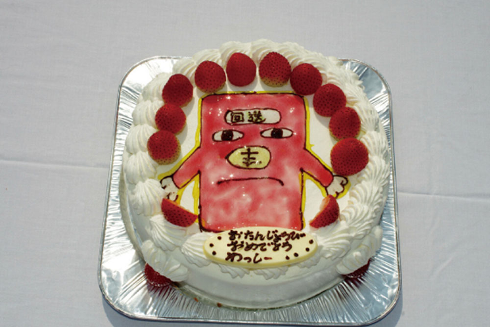 大間々駅トロッコ乗り場で1歳の誕生日会を開催。ぐんまちゃんがお祝いに駆けつけてくれる。特製のケーキも。